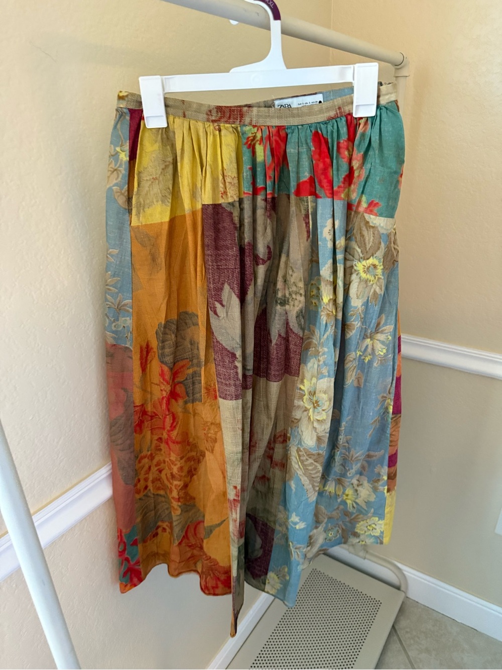 ✨SALE✨ ZARA PRINTED MIDI SKIRT ZW COLLECTION
✨SALE✨ - Picture 6 of 7